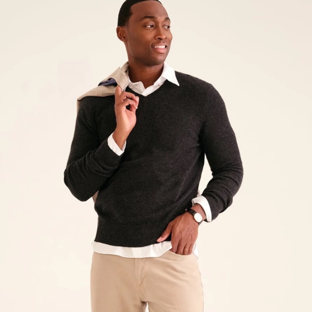 NAADAM Charcoal Gray V-Neck Cashmere Sweater in Smoke